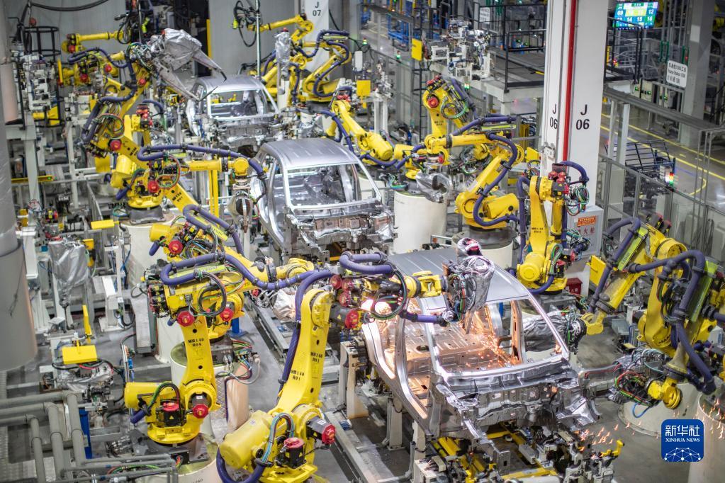 重庆一家新能源汽车企业使用智能化焊接机器人进行焊接作业（2021年4月2日摄）。新华社记者 黄伟 摄