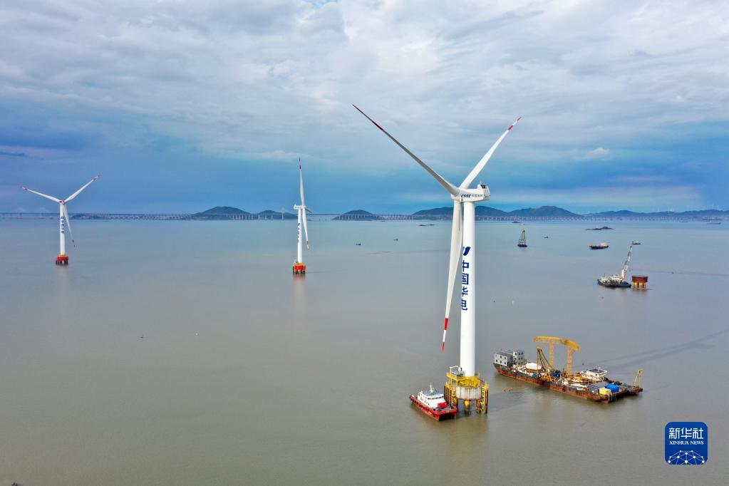 这是华电福清海坛海峡海上风电项目首台海上风电主控系统国产化机组（右）（2021年5月28日摄，无人机照片）。新华社记者 姜克红 摄